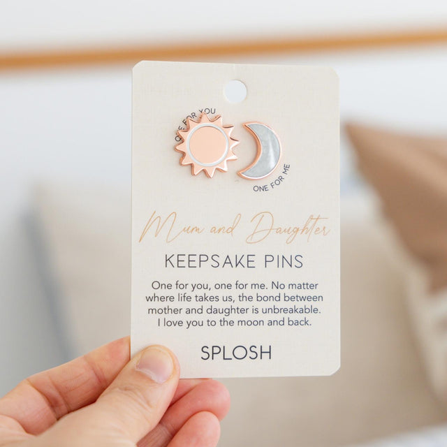 Close-up of the Splosh Mum and Daughter keepsake pin sentiment card.