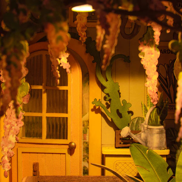 Robotime Rolife greenhouse style miniature book nook detail