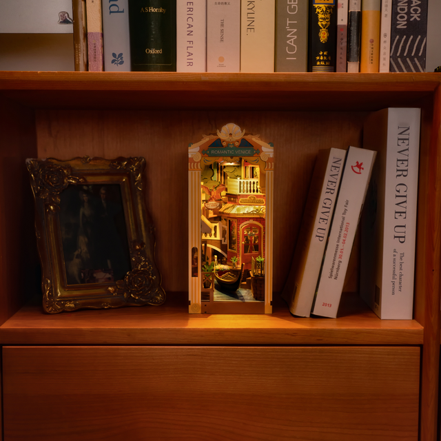 Rolife 3D puzzle book nook Italy Venice shelf display