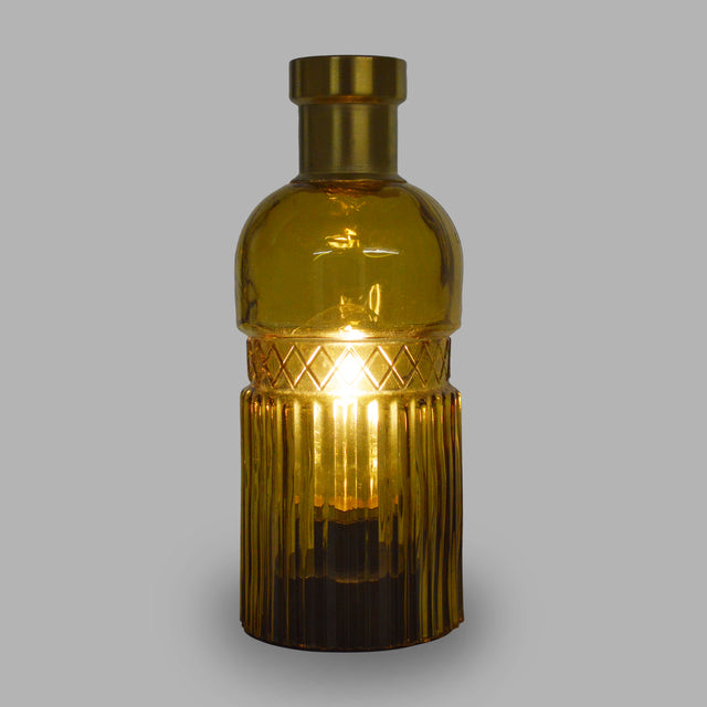This charming amber compliments the vintage design well, the effortless glass pattern is eye catching when lit  