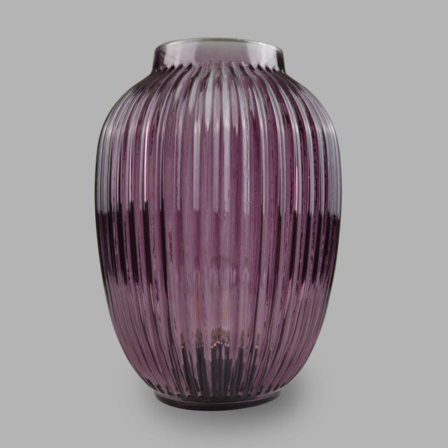 This classic lamp is gorgeous and when shining it emphasizes the gorgeous purple colour. This lamp will leave a cosy feel to your room.?? 