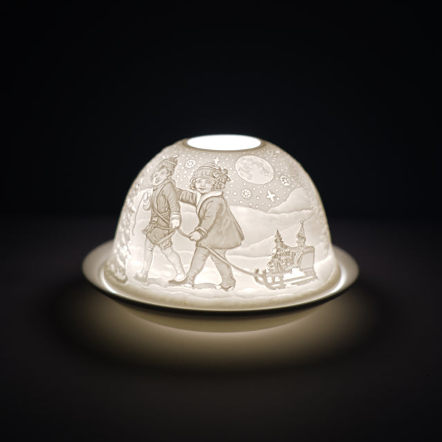 Cello porcelain tealight holder dome, in our one winter fun design. This design displays children playing outdoors in the snow on a winter‚s day. We offer a wide range of porcelain tealight holders to let you choose your show stopping piece and show it off with pride when guests and family are over. Pick your preferred option between LED lights or using tealight candles. 